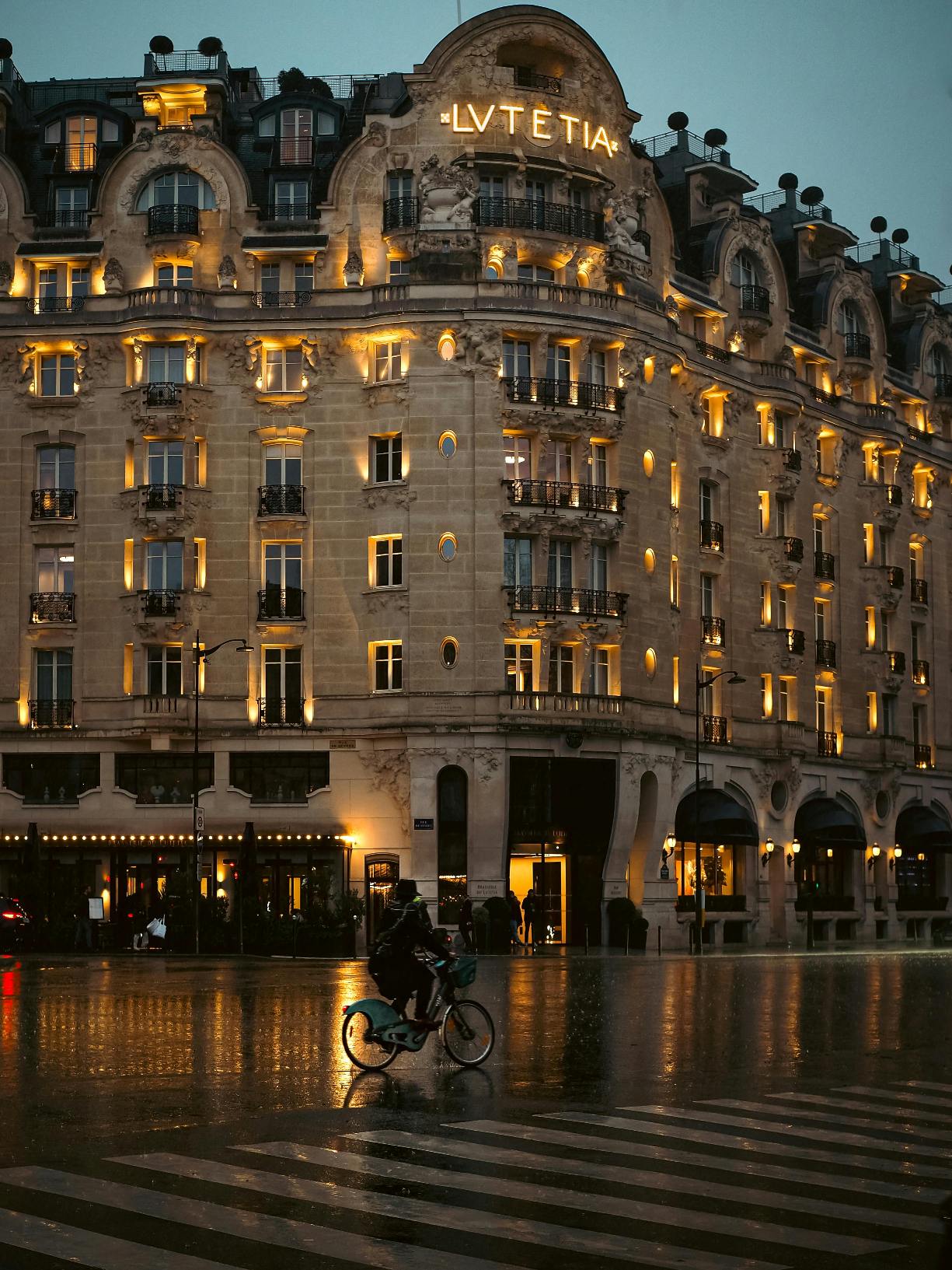 Romantic hotel in 
Paris